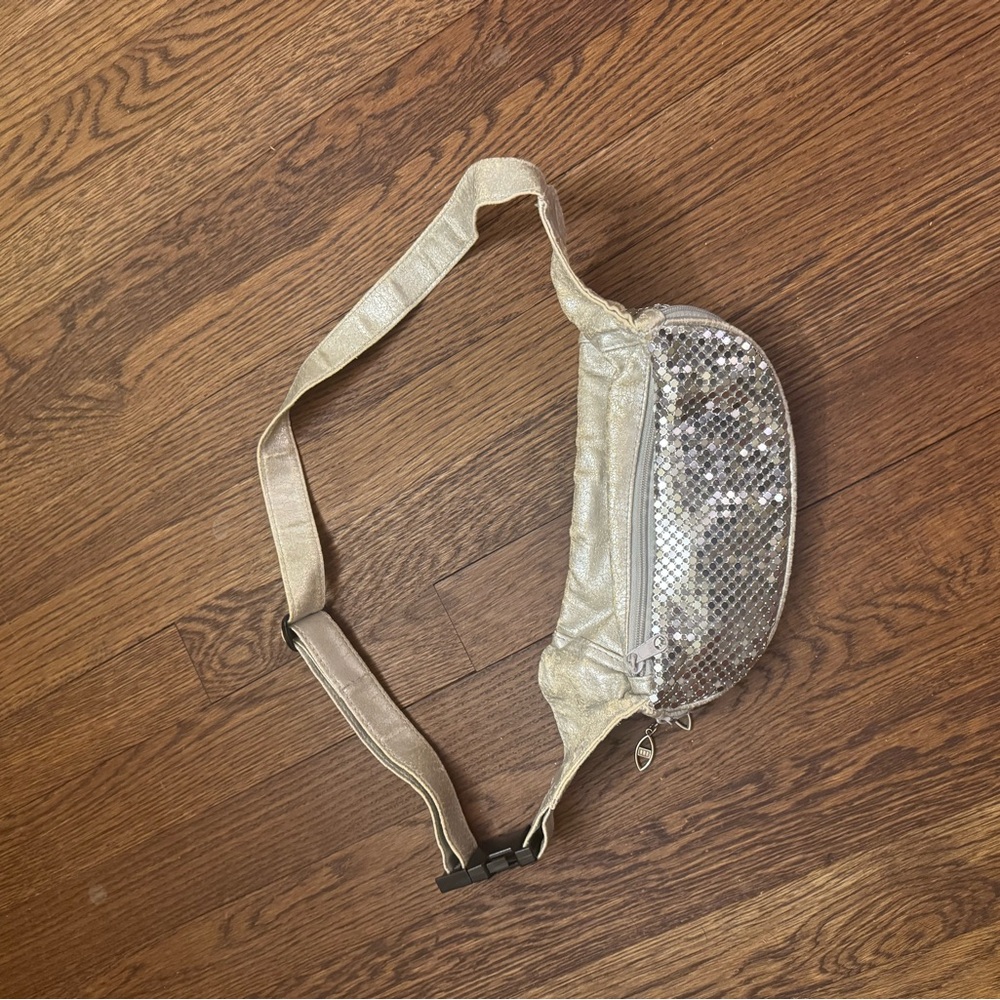 🌼3/$24 Elegant Silver Sequin Crossbody Bag